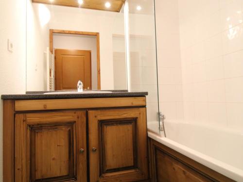 Ένα μπάνιο στο Appartement cosy 6 pers avec piscine, sauna, hammam - Val-Cenis, proche pistes et ESF - FR-1-508-97