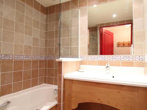 Ένα μπάνιο στο Appartement 6 personnes, pied des pistes, piscine, parking, WIFI - FR-1-508-105