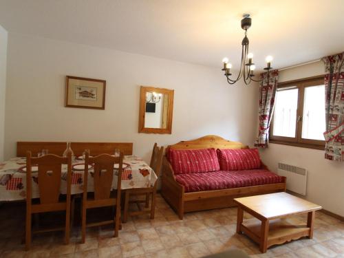 un salon avec une table et un canapé et une salle à manger dans l'établissement Appartement 6 personnes, Val-Cenis, au pied des pistes avec parking et WiFi - FR-1-508-113, à Lanslevillard