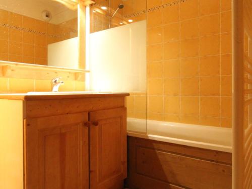 une salle de bain avec un lavabo, un miroir et une baignoire dans l'établissement Appartement cosy 6 pers à Val Cenis, au pied des pistes, proche commerces et services - FR-1-508-111, à Lanslevillard