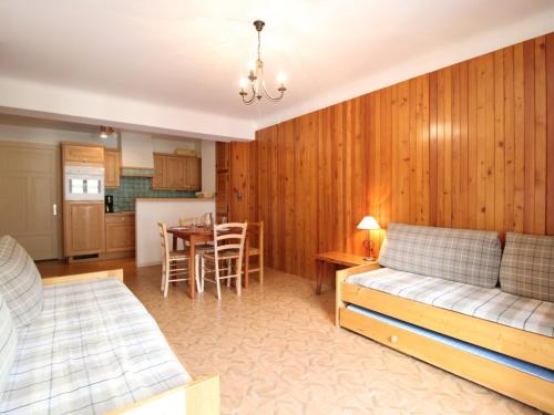 un salon avec un lit et une salle à manger dans l'établissement Spacieux appartement 5 pers, balcon, WiFi - Lanslebourg - FR-1-508-154, à Lanslebourg-Mont-Cenis