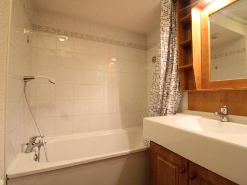 a bathroom with a sink and a bath tub and a sink at Appart cosy 6 pers, proche pistes, WiFi, parking, draps inclus - FR-1-508-117 in Lanslevillard