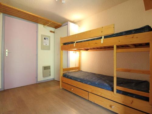 Bunk bed o mga bunk bed sa kuwarto sa Studio Lanslevillard, 1 pièce, 4 personnes - FR-1-508-172