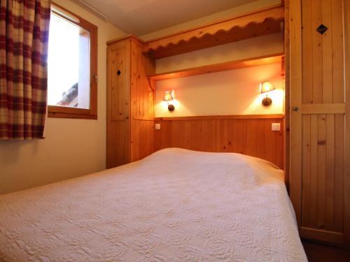 a bedroom with a bed in a room with a window at Appartement Lanslebourg-Mont-Cenis, 2 pièces, 4 personnes - FR-1-508-186 in Lanslebourg-Mont-Cenis