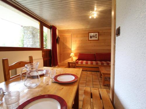 Cette petite chambre comprend une table en bois et un lit. dans l'établissement Appartement confortable 5 personnes à Val Cenis - proche télécabine et ESF - FR-1-508-144, à Lanslevillard