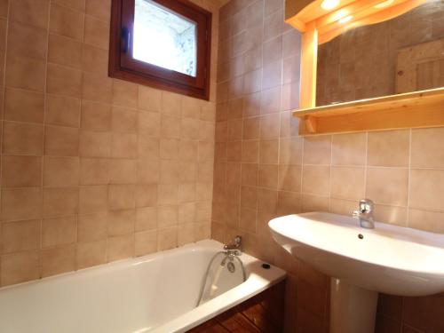 een badkamer met een wastafel, een bad en een wastafel bij Appartement Lanslevillard, 2 pièces, 5 personnes - FR-1-508-144 in Lanslevillard