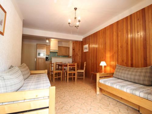 - une chambre avec deux lits et une salle à manger dans l'établissement Appartement spacieux 5 pers avec balcon et wifi à Lanslebourg - FR-1-508-146, à Lanslebourg-Mont-Cenis