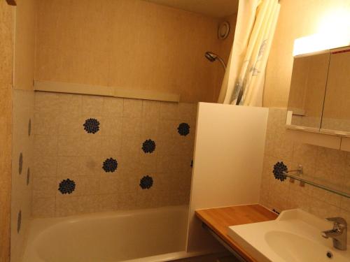 a bathroom with a bath tub and a sink at Appartement Aussois, 2 pièces, 4 personnes - FR-1-508-157 in Aussois