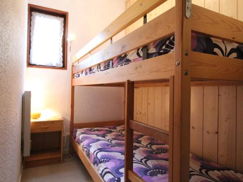 a bedroom with two bunk beds and a desk at Appartement Lanslevillard, 2 pièces, 4 personnes - FR-1-508-209 in Lanslevillard