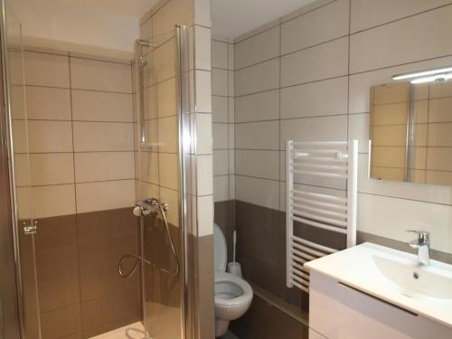 歐蘇瓦的住宿－Appartement Aussois, 4 pièces, 8 personnes - FR-1-508-221，带淋浴、卫生间和盥洗盆的浴室