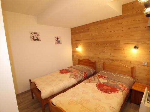 歐蘇瓦的住宿－Appartement Aussois, 4 pièces, 8 personnes - FR-1-508-221，木墙客房的两张床