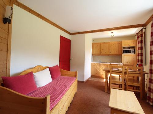un salon avec un canapé et une cuisine dans l'établissement Appartement à Val-Cenis - 4 pers, pied des pistes, piscine, balcon, parking, WiFi gratuit - FR-1-508-149, à Lanslebourg-Mont-Cenis