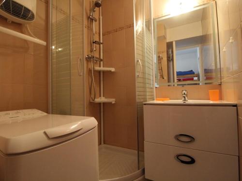 La salle de bains est pourvue d'une douche, d'un lavabo et d'un miroir. dans l'établissement Studio Lanslevillard, 1 pièce, 4 personnes - FR-1-508-155, à Lanslevillard