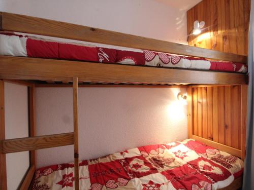 - une chambre avec 2 lits superposés dans l'établissement Studio Lanslevillard, 1 pièce, 4 personnes - FR-1-508-155, à Lanslevillard