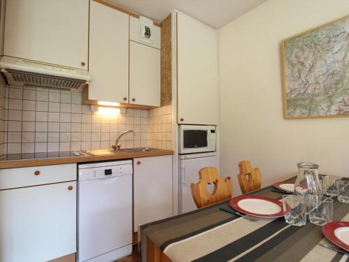 Dapur atau dapur kecil di Appartement cosy 4 pers avec WIFI et parking à Lanslevillard - FR-1-508-183
