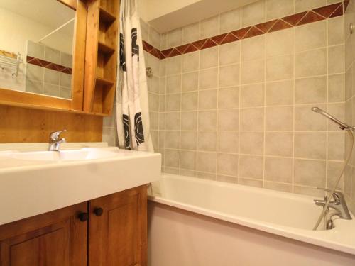 a bathroom with a sink and a bath tub at Appartement Lanslevillard, 3 pièces, 6 personnes - FR-1-508-214 in Lanslevillard