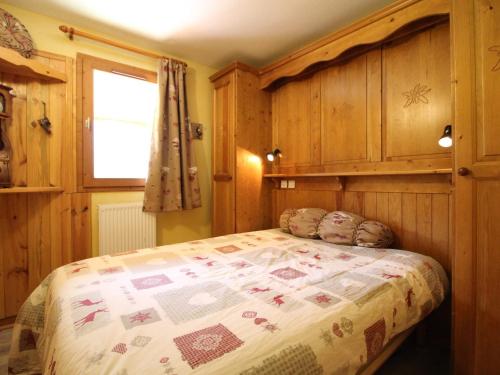 a bedroom with a bed with a quilt on it at Appartement Lanslevillard, 3 pièces, 6 personnes - FR-1-508-214 in Lanslevillard
