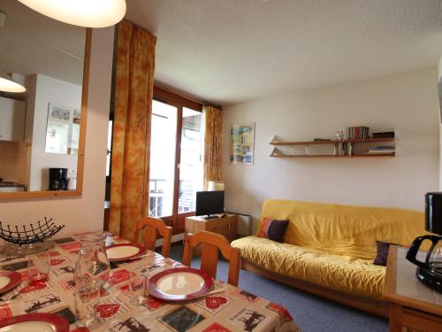 un salon avec un canapé jaune et une table dans l'établissement Charmant Appartement pour 4 à Val Cenis le Haut, Résidence La Triade, 200m des Pistes - FR-1-508-194, à Lanslevillard