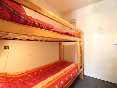 two bunk beds in a small room at Charmant Appartement pour 4 à Val Cenis le Haut, Résidence La Triade, 200m des Pistes - FR-1-508-194 in Lanslevillard