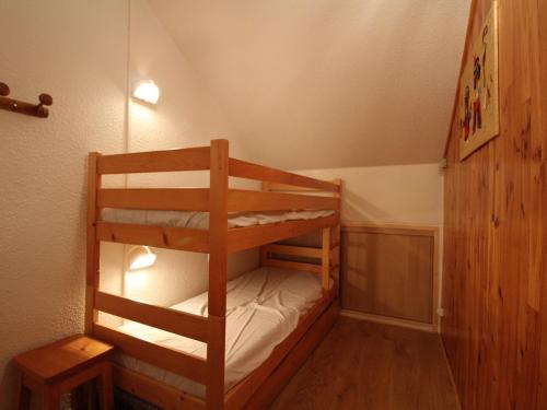 Cette chambre dispose de lits superposés avec 2 lits superposés. dans l'établissement Appartement Lanslevillard, 2 pièces, 5 personnes - FR-1-508-215, à Lanslevillard