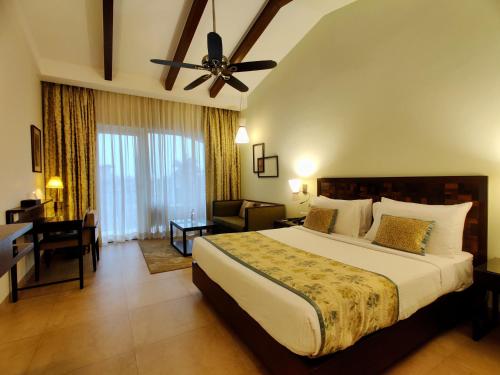 Postel nebo postele na pokoji v ubytování Fariyas Resort Lonavala