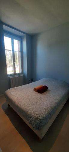 ein blaues Schlafzimmer mit einem Bett mit einem Kissen darauf in der Unterkunft T3 standing 