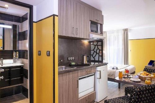 Kuchyň nebo kuchyňský kout v ubytování Unique Hôtel Résidence & Spa
