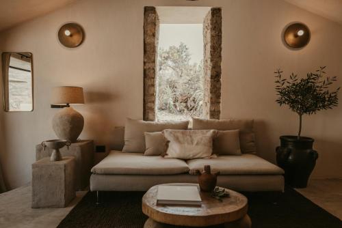 ein Wohnzimmer mit einem Sofa und einem Tisch in der Unterkunft Ecohotel El Agua in Arico el Nuevo