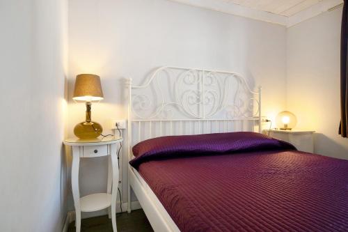 una camera da letto con un grande letto bianco con una coperta rossa di Camping Grande Italia Chalet Mare 2 a Chioggia