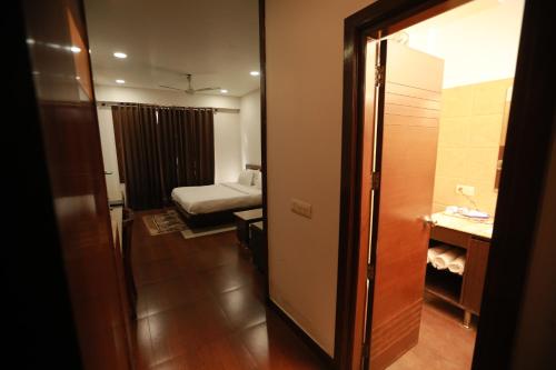 アムリトサルにあるBasera Boutique A Unit of Vintage Hotelのベッドルーム1室(ベッド1台、バスルーム付)