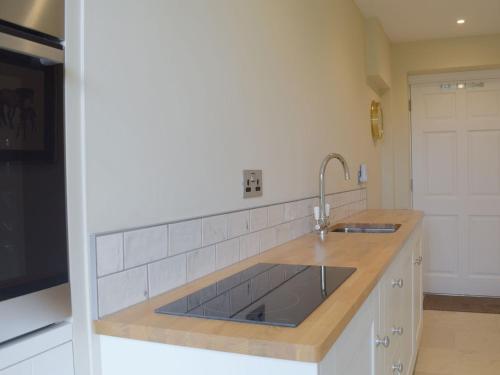 a kitchen with a sink and a counter top at Studio Quercus in Todenham