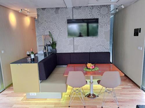 AquaHome - NP de Biesbosch - Bijzonder overnachten op een houseboat!にあるシーティングエリア