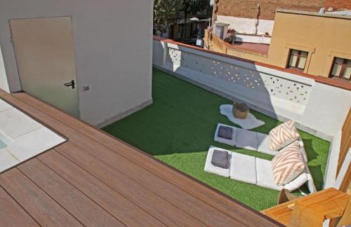 - Balcón con vistas a la sala de estar en Fridays Flats Casa Lemonade, en Hospitalet de Llobregat
