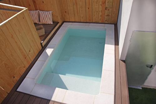 una vista aérea de una piscina en una casa en Fridays Flats Casa Lemonade, en Hospitalet de Llobregat