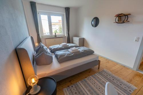 ein kleines Bett in einem Zimmer mit Fenster in der Unterkunft RR - Central Apartment 80qm - Balcony - Washer in Magdeburg