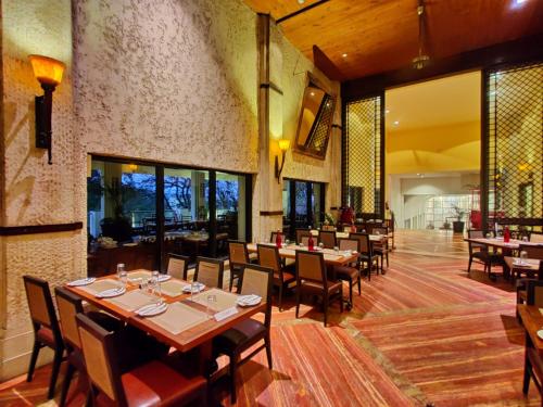 Restaurace v ubytování Fariyas Resort Lonavala