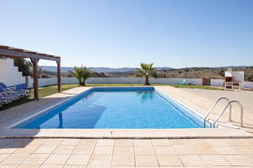 einen Pool in einer Villa mit Aussicht in der Unterkunft Quinta de Belmonte in Estremoz