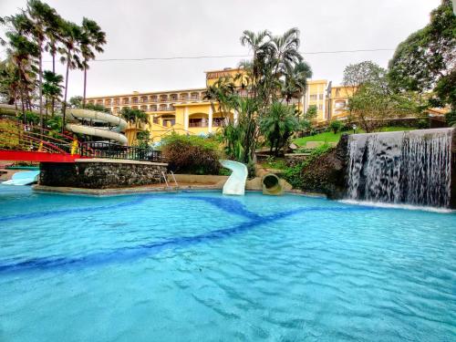 Bazén v ubytování Fariyas Resort Lonavala nebo v jeho okolí