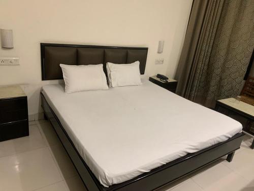 Hotel Raman's 객실 침대