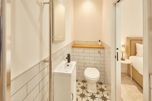 ein kleines Badezimmer mit Toilette und Waschbecken in der Unterkunft The Stables Cottage in Yedingham