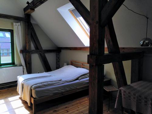 ein Schlafzimmer mit einem Bett im Dachgeschoss in der Unterkunft Stützpunkt Trebitz - Gästezimmer am Europaradweg R1 in Brück