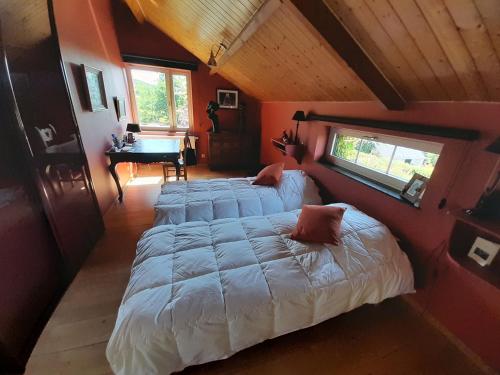 um quarto com duas camas num quarto com um piano em Au Bout du Village em Stoumont