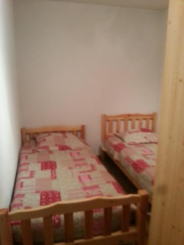 - deux lits jumeaux dans une chambre avec un lit dans l'établissement croix du Sud, à Valloire