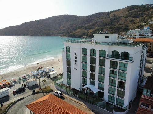 un hotel en la playa junto al océano en Mar de Cerejeira - Em frente a Prainha, en Arraial do Cabo
