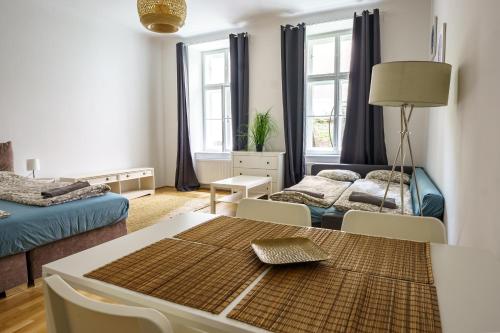 salon ze stołem i krzesłami oraz sypialnia w obiekcie Comfort Apartments - Stephansdom w Wiedniu