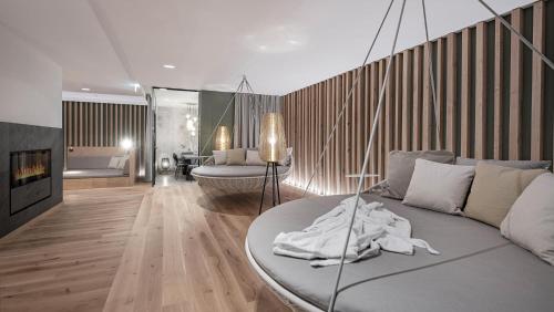 INNs HOLZ في أليتشيسبيرغ: غرفة معيشة مع أريكة ومدفأة