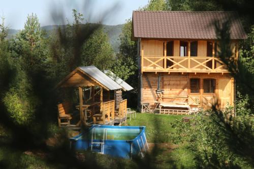 uma casa de madeira no meio de uma floresta em Gutsulochka Apartment em Yaremche