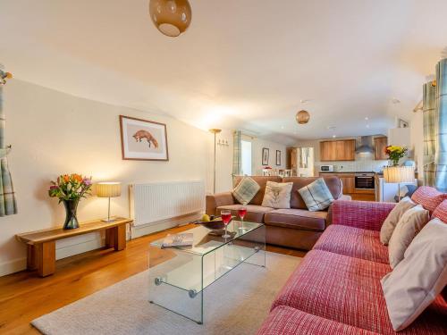uma sala de estar com um sofá e uma mesa em Long Barn - Uk30435 em Kingsbury Episcopi