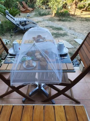 une table avec une tente sur une table dans l'établissement chambre Terremer, à Patrimonio