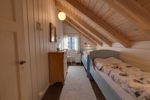 1 dormitorio pequeño con 2 camas y lavamanos en Flotunet - Anestova, en Stryn